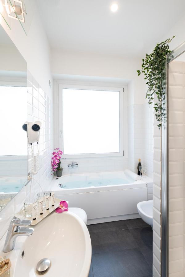 Deluxe Room Single Spa Bath