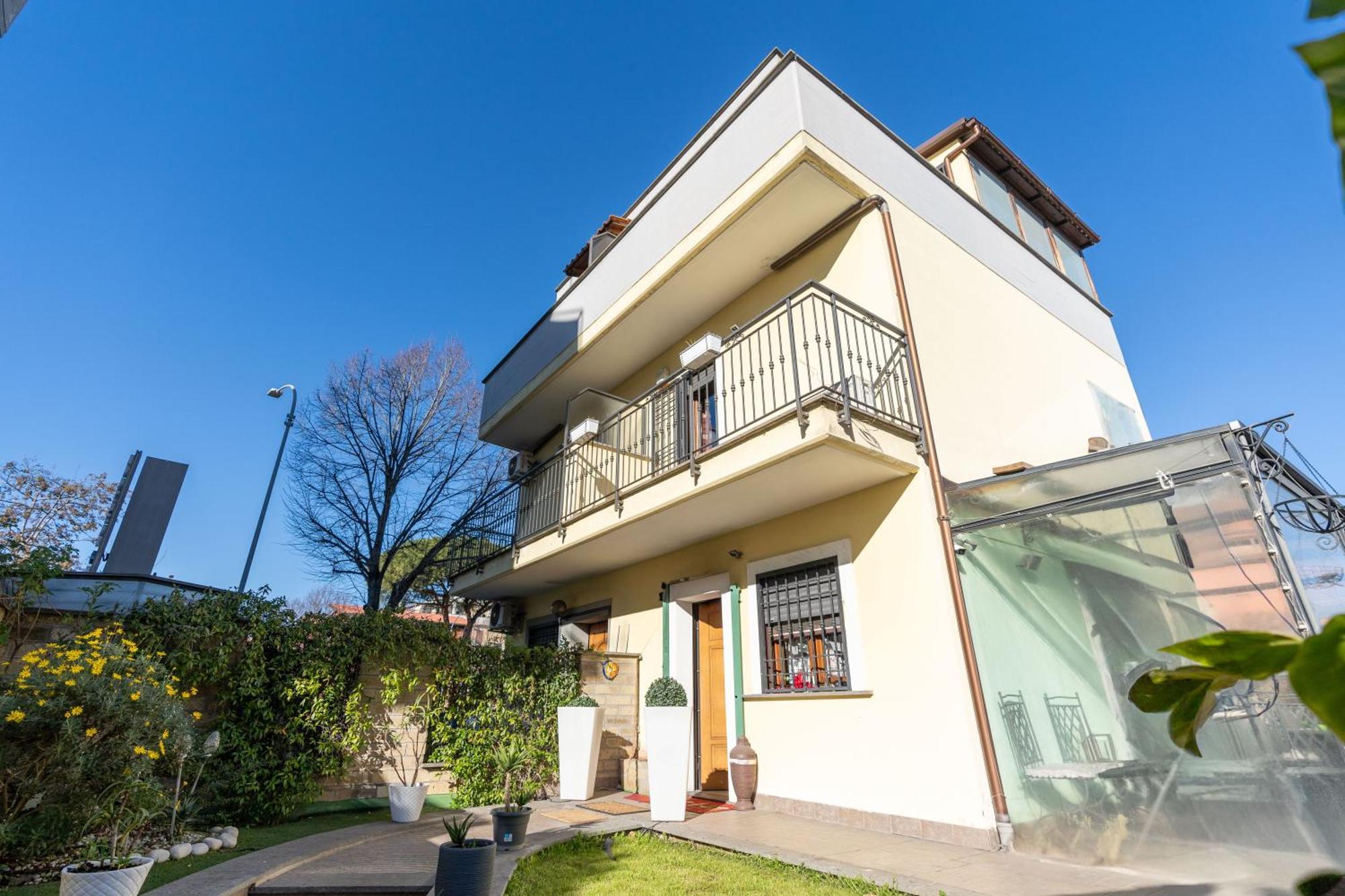 Zimmer mit Queensize-Bett und Balkon