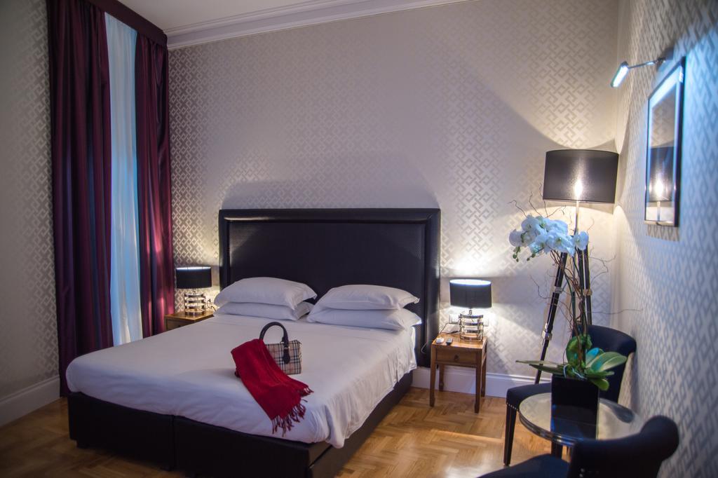 Habitación con cama extragrande y balcón